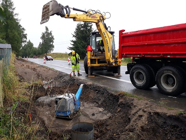 Projede tu šest tisíc aut denně. U Stržanova roste protihluková stěna