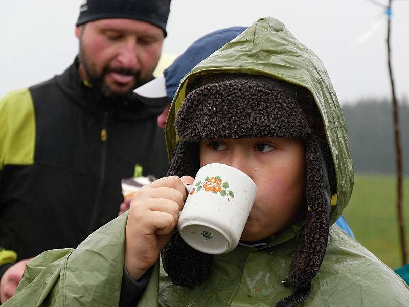 Účastníky sázení neodradil chlad ani déšť. Díky nim na ovčí pastvinu přibylo zhruba osm desítek nových stromů.