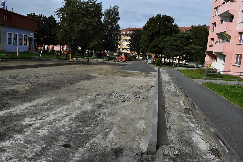 Okružní ulice v Bystřici nad Pernštejnem je rozkopaná. Hotovo bude do začátku zimy.