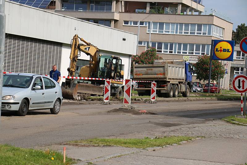 Dělníci opravují žďárskou Studentskou ulici.