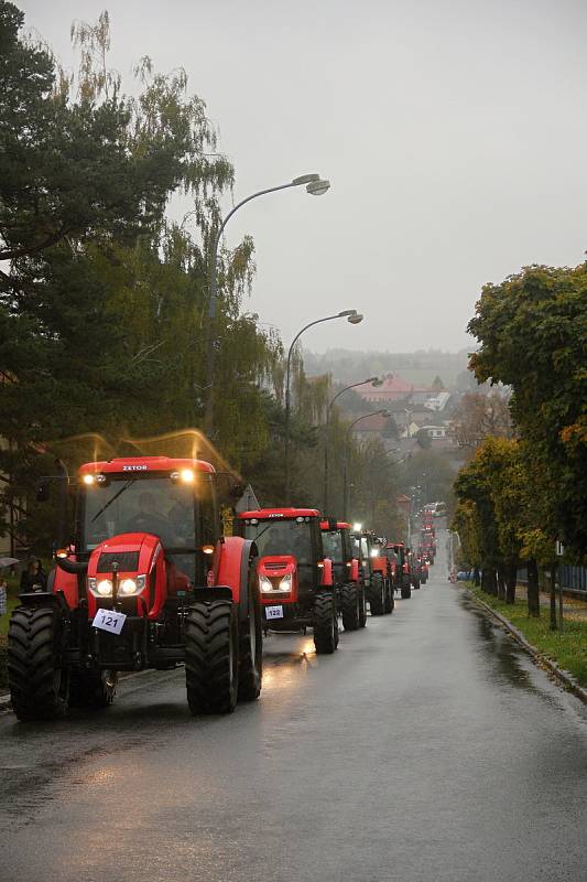 Zemědělské stroje absolvovaly šestikilometrovou trasu z Maršovic do Vysočina Areny.