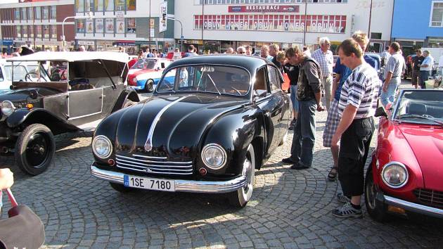 Do Žďáru se vrátí historické automobily, po přehlídce budou soutěžit