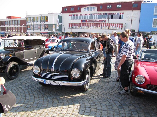 Do Žďáru se vrátí historické automobily, po přehlídce budou soutěžit