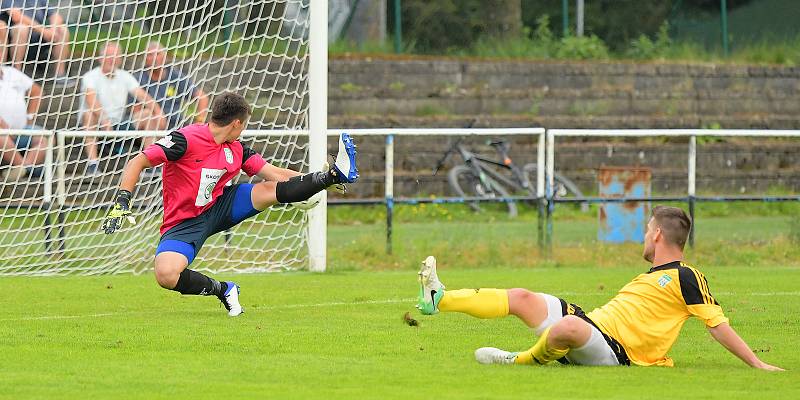 Divizní krajské derby mezi fotbalisty Žďáru nad Sázavou (v bílém) a Ždírce nad Doubravou (ve žlutočerném) rozhodla až závěrečná čtvrthodina. Žďár vyhrál 2:0.