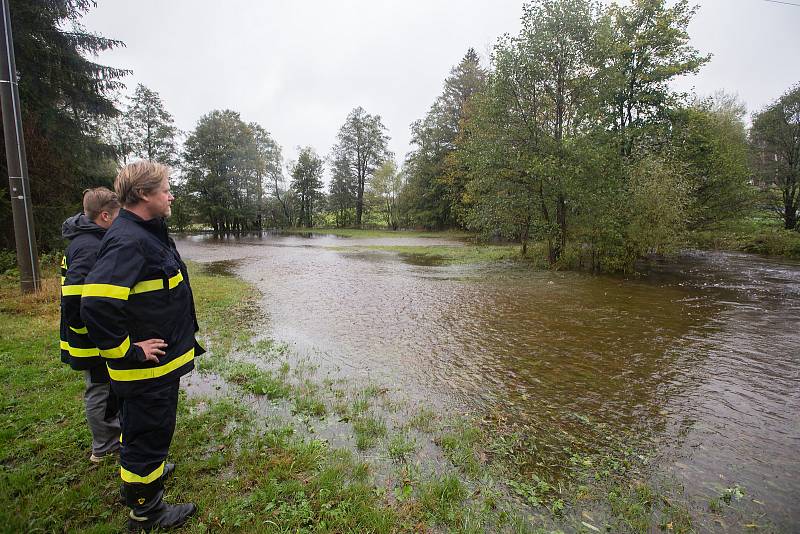 Rozvodněná řeka Fryšávka v Kuklíku na Žďársku.