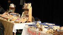 Drát, dřevo, vlna, příze, keramika, papír, polodrahokamy a mnohé další materiály posloužily pro výrobu originálních věcí, které prodejci nabízeli.