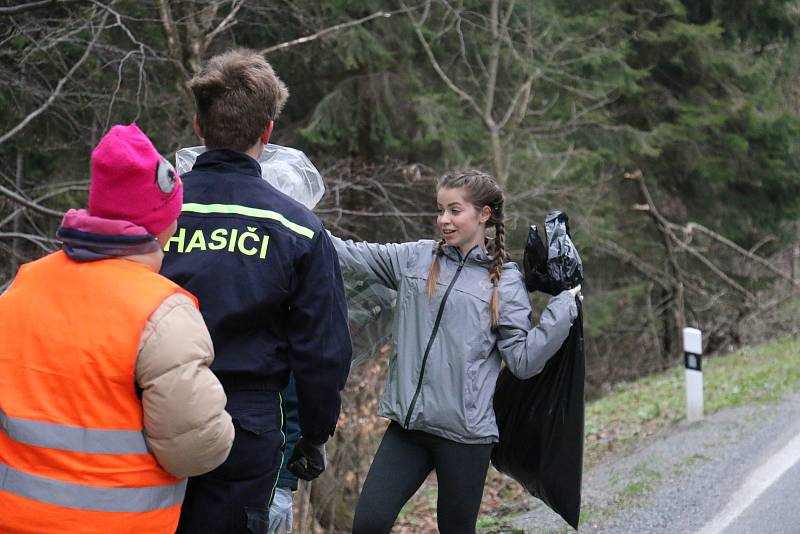 Do sbírání odpadků podíl silnic se pustili dobrovolní hasiči z Rokytna i z Kuklíku.