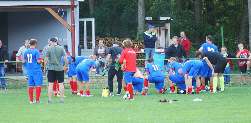 Ve 4. kole I. A třídy – skupiny B zdolala Radešínská Svratka (v modrém) béčko Žďáru (v bílém) 3:0