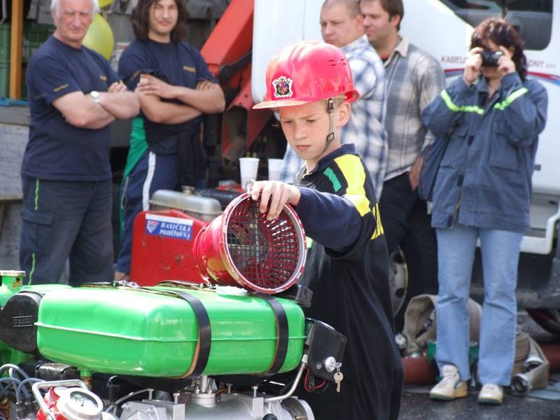 Ve Velkém Meziříčí se konají závody všech věkových kategorií v požárním útoku - 38. ročník memoriálu Jaroslava Vaňka.