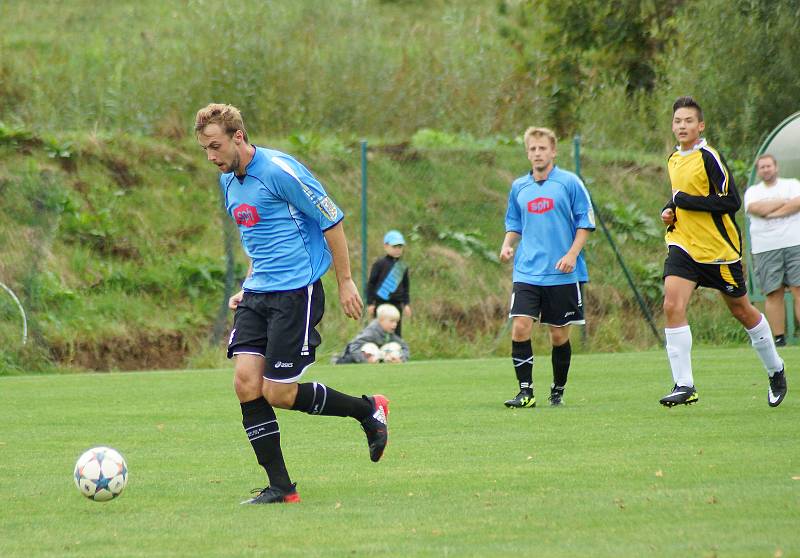 Devět gólů nasázelo v sobotu béčko Bystřice (v modrém) fotbalistům Křoví (v černých dresech).