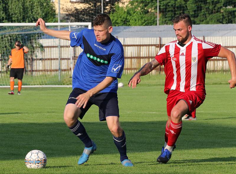 V posledním kole fotbalisté Bystřice (v červeném) zdolala Přibyslav (v modrém) 6:3.