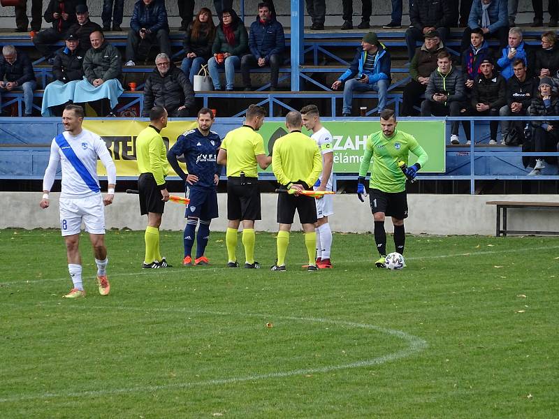 V sobotním záchranářském souboji mezi fotbalisty Nového Města na Moravě (v modrém) a Frýdku-Místku (v bílém) se diváci branky nedočkali.