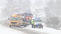 Nejvážnější dopravní nehoda se stala v pondělí ve 12:28 hodin na silnici u obce Škrdlovice na Žďársku. Jednalo se o čelní střet dvou vozidel.