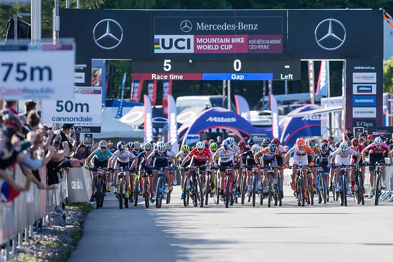 Start závodu Světového Poháru v cross country horských kol v short tracku žen.