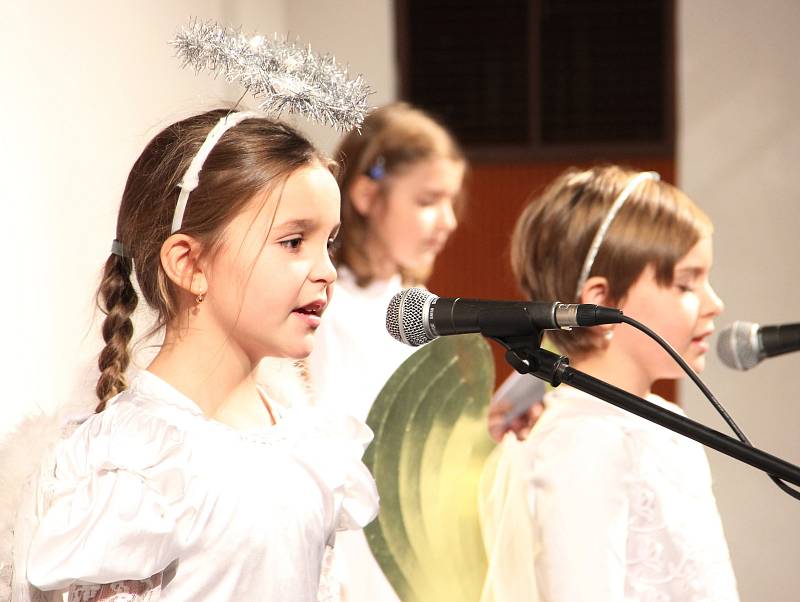 Sobotní program zahájilo vystoupení Tisíc andělů. V městském divadle zazpívali žáci žďárské základní školy Švermova. O první divadelní představení se postaralo Divadlo KUFR. Adéla Kratochvílová a Dáša Trávníková sehrály Vánoční hru aneb co andělé zvěstova