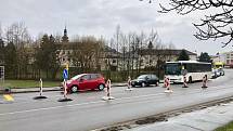 Tři sta padesát metrů dlouhý úsek na silnici 1/19 od křižovatky s ulicí Masarykova směrem na  Bystřici nad Pernštejnem prochází rekonstrukcí.