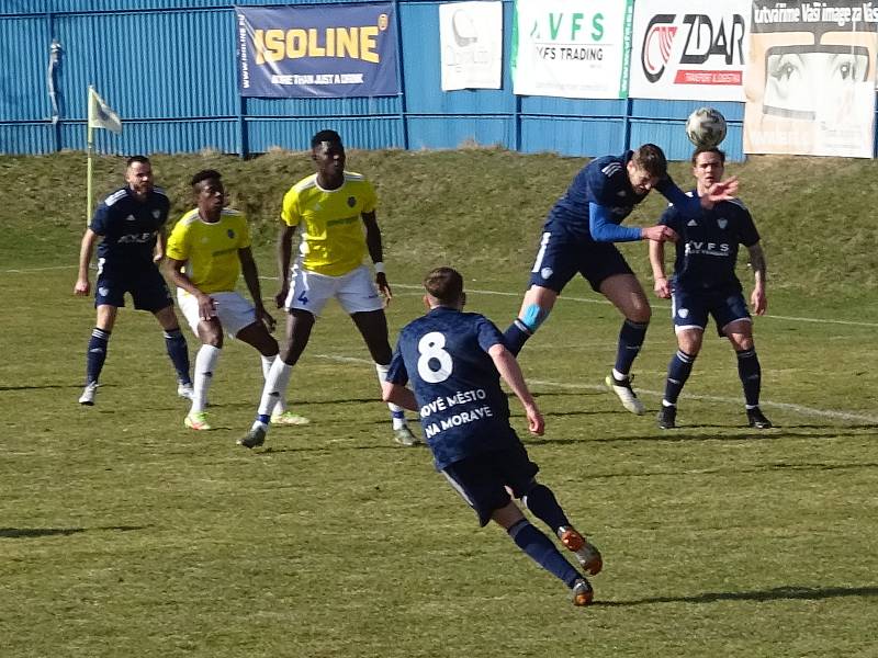 Veledůležitý záchranářský souboj mezi fotbalisty Nového Města na Moravě (v modrém) a juniorkou FC Vysočina (ve žlutých dresech) skončil výhrou domácích 1:0.