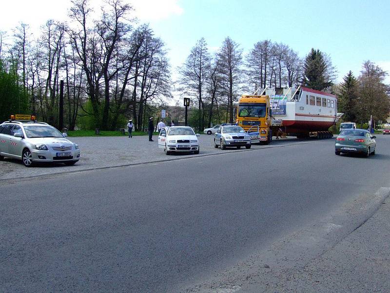 Přeprava lodi, která je přibližně 38 metrů dlouhá, více jak 6 metrů široká a přibližně stejně tak vysoká, způsobila ve středu odpoledne pozdvižení i ve Žďáře nad Sázavou.