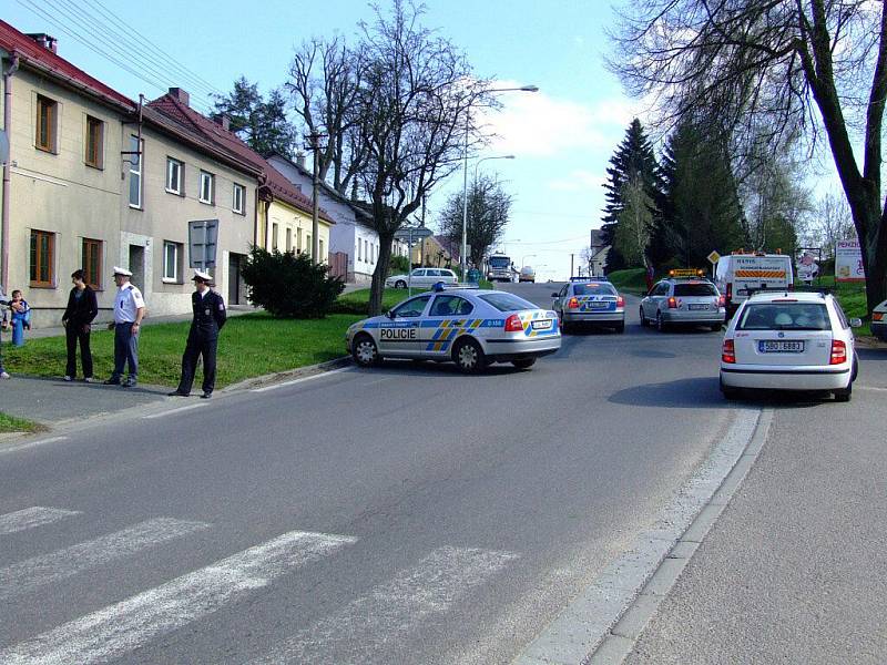 Přeprava lodi, která je přibližně 38 metrů dlouhá, více jak 6 metrů široká a přibližně stejně tak vysoká, způsobila ve středu odpoledne pozdvižení i ve Žďáře nad Sázavou.