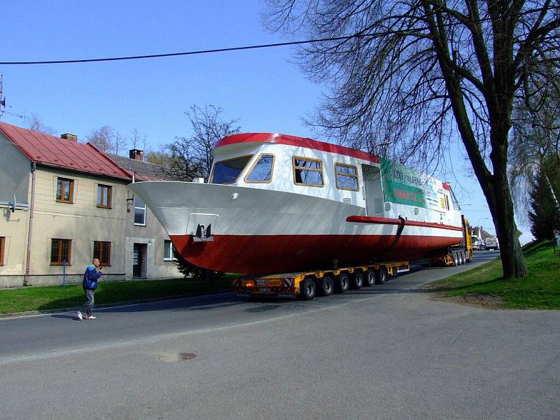 Přeprava lodi, která je přibližně 38 metrů dlouhá, více jak 6 metrů široká a přibližně stejně tak vysoká, způsobila ve středu odpoledne pozdvižení i ve Žďáře nad Sázavou.