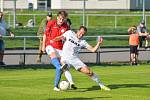 Divizní krajské derby mezi domácími fotbalisty Žďáru nad Sázavou (v bílém) a Slavojem Polná (v červených dresech) skončil jasnou výhrou FC Žďas 6:0.