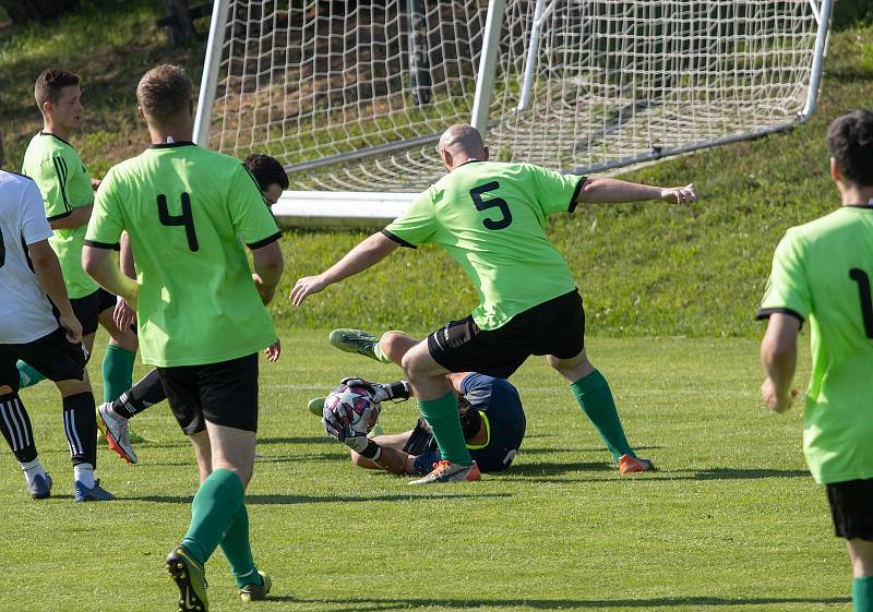 V závěrečném kole letošního ročníku okresního přeboru Žďárska fotbalisté Borů (v bílých dresech) jen potvrdili svoji druhou příčku. Osovou Bítýšku zdolali 4:2.