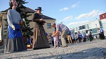 Dvaadvacátý ročník Slavností jeřabin zahájil průvod, v jehož čele kráčeli nepřehlédnutelní obři z Flobecqu. Kulturní festival, do jehož organizace se zapojilo hned několik městských subjektů, potrvá až do 18. září.