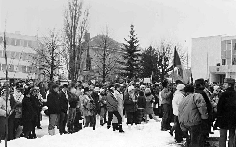 Lidé se v druhé polovině listopadu 1989 scházeli na náměstí.