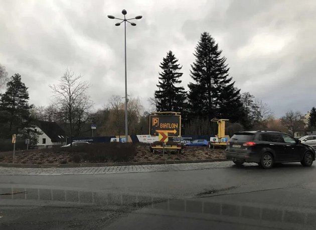 Parkování při MS v biatlonu: problémy v Polní i u obchodu, náměstí bylo prázdné