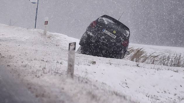 Čerstvý sníh komplikoval dopoledne 1. prosince dopravu po celé Vysočině. Na snímku je dopravní nehoda nedaleko Třeštice na Jihlavsku.