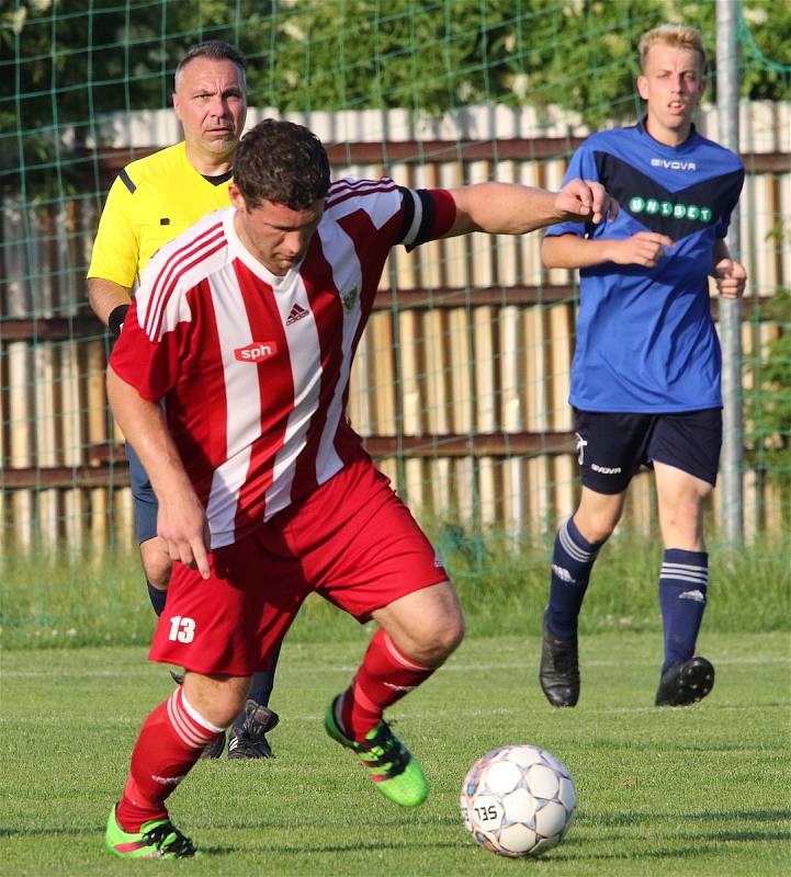 V posledním kole fotbalisté Bystřice (v červeném) zdolala Přibyslav (v modrém) 6:3.