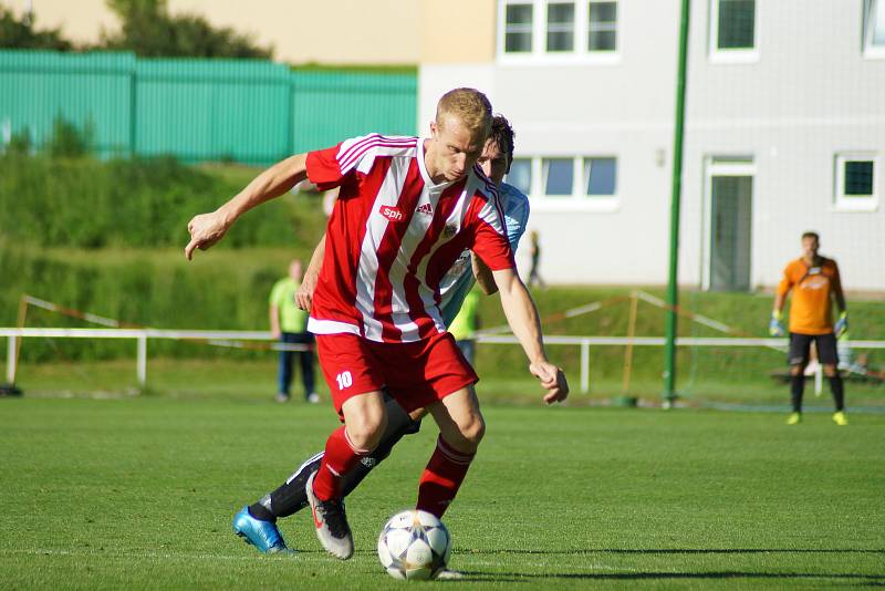 Po dvou letech v krajském přeboru se fotbalisté Bystřice (v červeném) mohou opět chlubit přídomkem divizní.