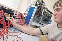 Na více než milion korun vyšlo vybavení nové učebny mechatroniky ve Středním technickém učilišti ve Žďáře nad Sázavou.