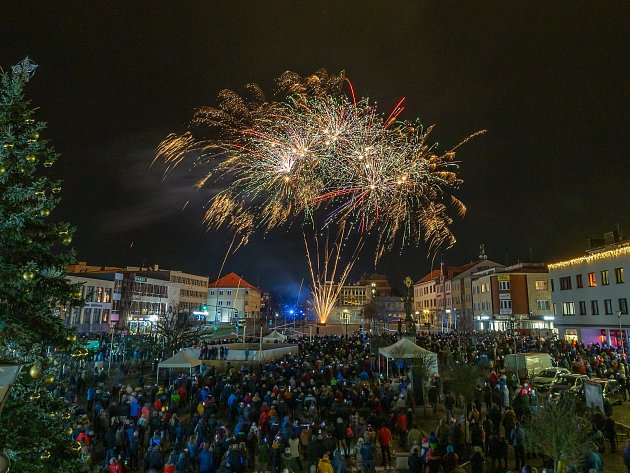 Novoroční ohňostroje ve Žďáru. Světlice rozzářily Zelenou horu i náměstí