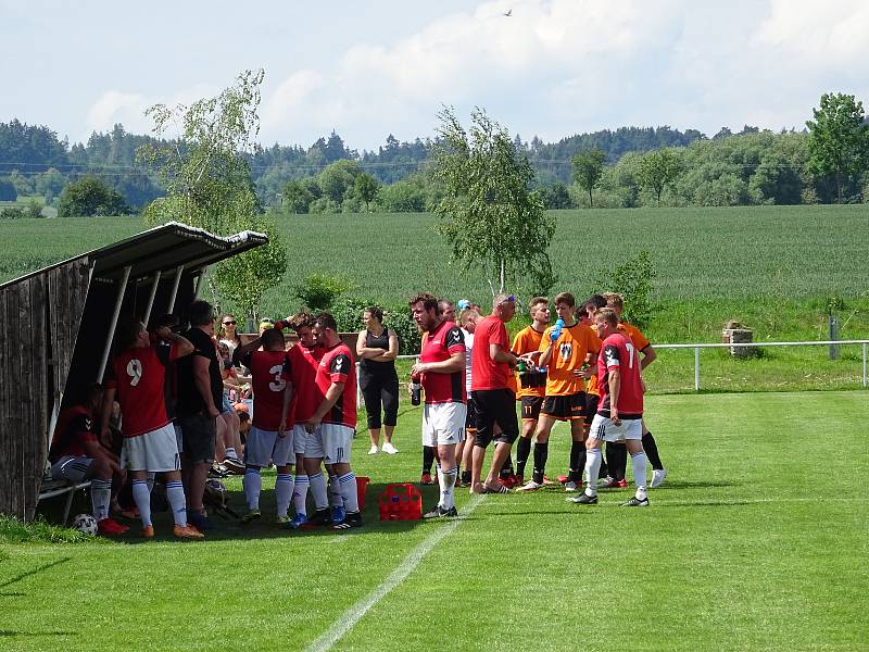 Okresním přeborníkem na Žďársku jsou v sezoně 2021/2022 fotbalisté Křižanova (v oranžových dresech). Rozhodli o tom sobotní remízou 2:2 proti rezervě Nové Vsi.