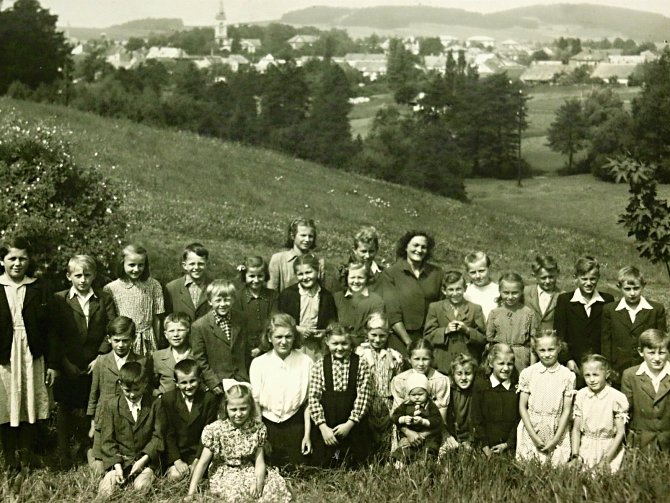 Fotografie dětí s učitelkou Eliškou Indrovou - Čejkovou uprostřed.
