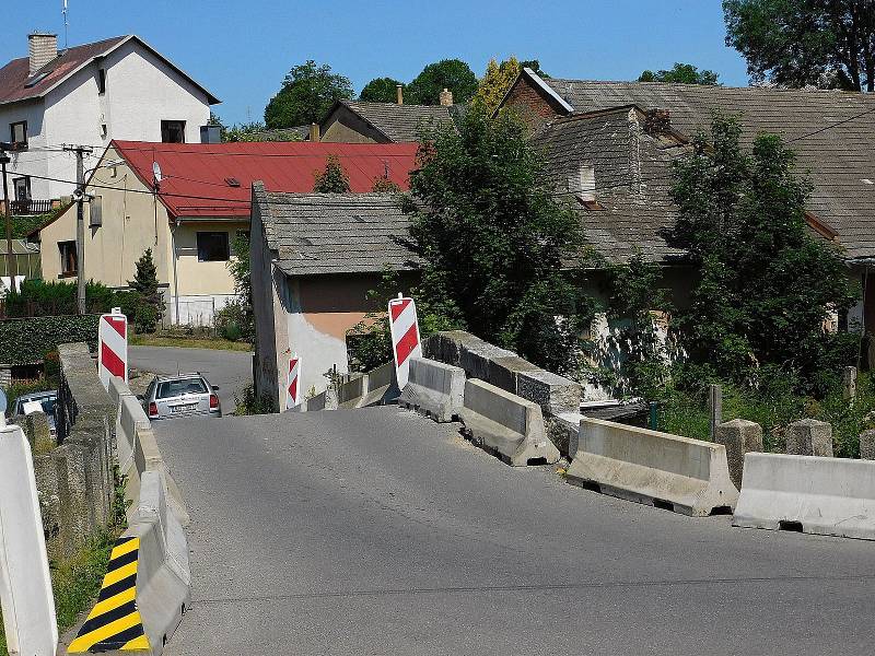 Po kamenném historickém mostě projede jen jedno auto, navíc je nyní zúžený betonovými bloky.