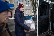 Pomoc přímo na Ukrajině. Oblastní charita Žďár nad Sázavou vypravila na Ukrajinu 16 aut s lékařským vybavením a humanitární pomocí.