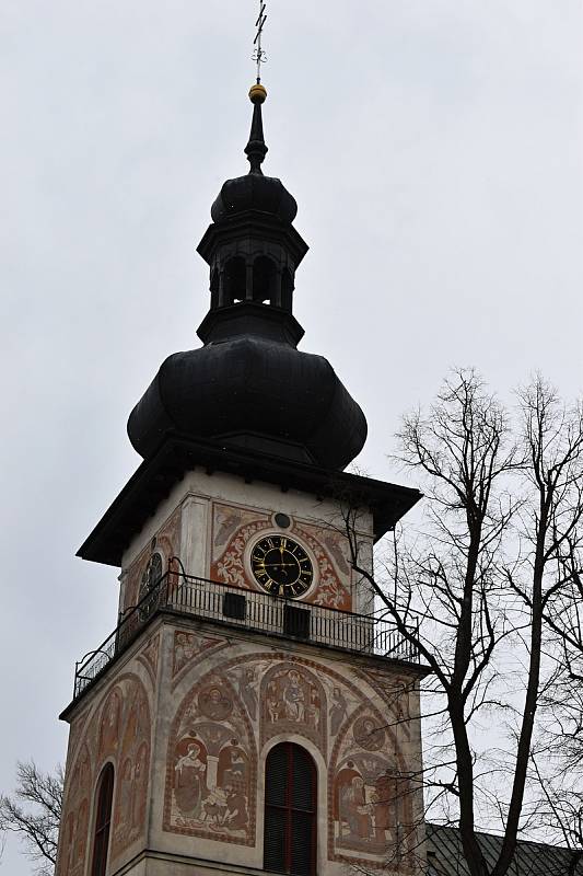V pravé poledne se rozezněly i zvony ve věži kostela svaté Kunhuty.