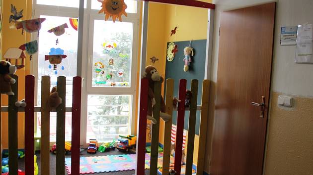 Aby se nejmenší návštěvníci Městského úřadu ve Žďáru nad Sázavou nenudili, mají k dispozici dětský koutek. Nachází se ve třetím poschodí radnice a děti čekajících klientů v něm najdou kromě hraček i potřeby pro malování. 