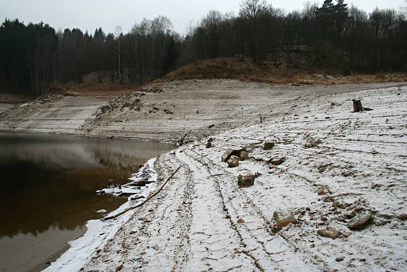 Za oběť Vírské přehradě padly obce Chudobín a Korouhvice.Jejich pozůstatky lze spatřit když je méně vody. Stejně tak i pozůstatky staré betonárky.