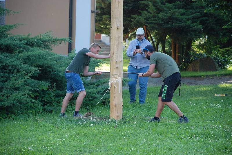 Kácení máje je v Jámách oblíbenou tradicí. Událost doprovází hudba i soutěže.