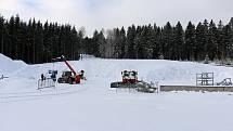 Zásobník sněhu byl naplněn v březnu. Sníh tam přečkal jaro, léto i podzim. Teď už se jen čeká na příznivé počasí, aby mohl být odvezen na tratě.