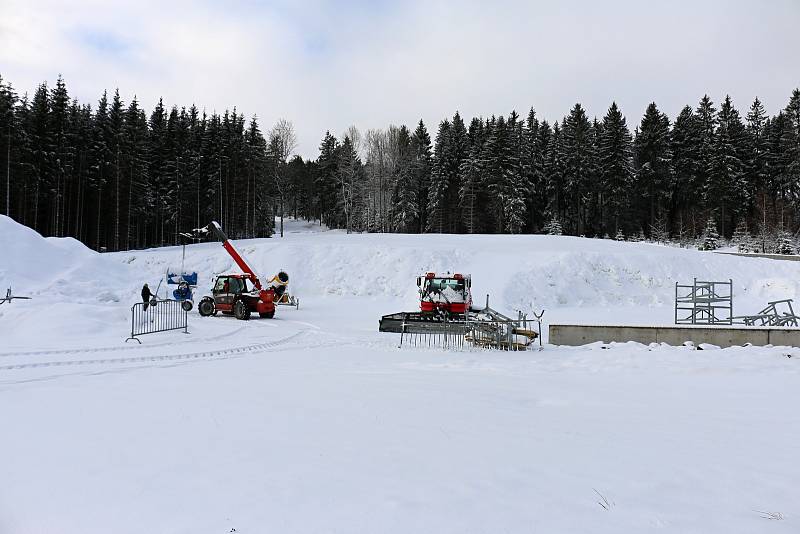 Zásobník sněhu byl naplněn v březnu. Sníh tam přečkal jaro, léto i podzim. Teď už se jen čeká na příznivé počasí, aby mohl být odvezen na tratě.