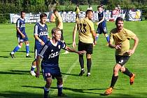 V utkání 6. kola krajského přeboru doma v derby podlehli fotbalisté Nové Vsi (ve žlutých dresech) sousední rezervě Nového Města (v modrém) 0:1.