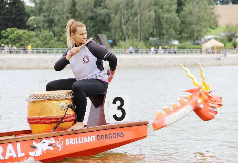 Hladinu Pilské nádrže ve Žďáře nad Sázavou rozčeřily v sobotu 19. srpna dračí lodě. Divákům se předvedlo bezmála čtyřicet posádek v sedmi kategoriích.