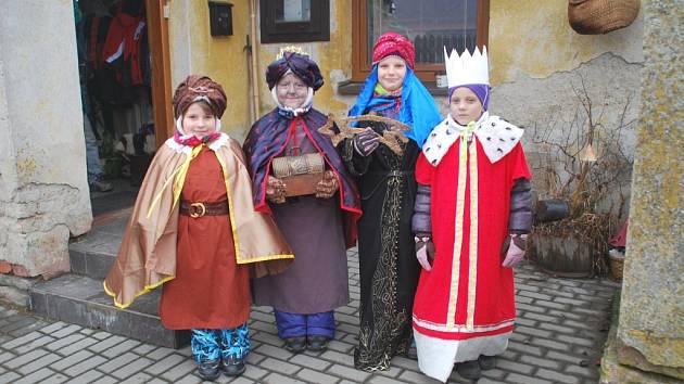 Hned čtyři malí králové chodili v sobotu v místní části Nového Města na Moravě Rokytno.