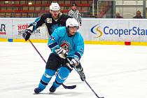 Ve čtvrtém kole letošního ročníku Vesnické ligy podlehli hokejisté Světnova (ve světe modrých dresech) Rudolci vysoko 4:8.