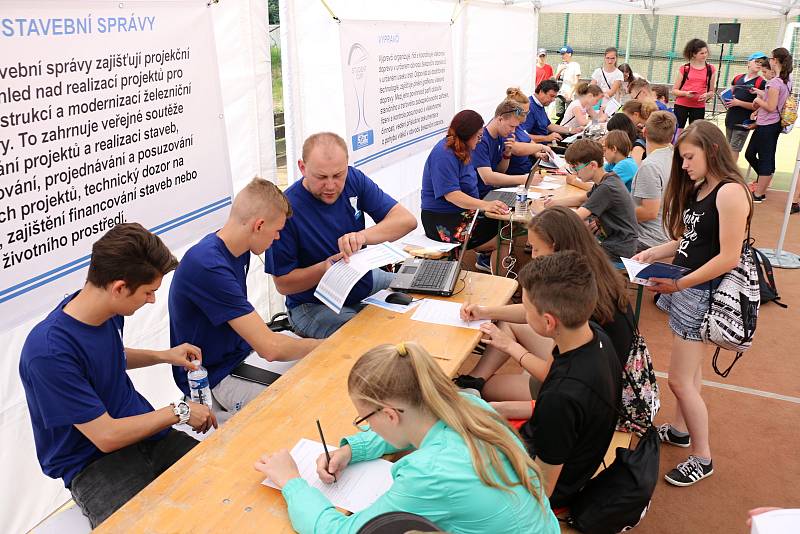 Žáci základních škol plnili úkoly a soutěžili o odměny.