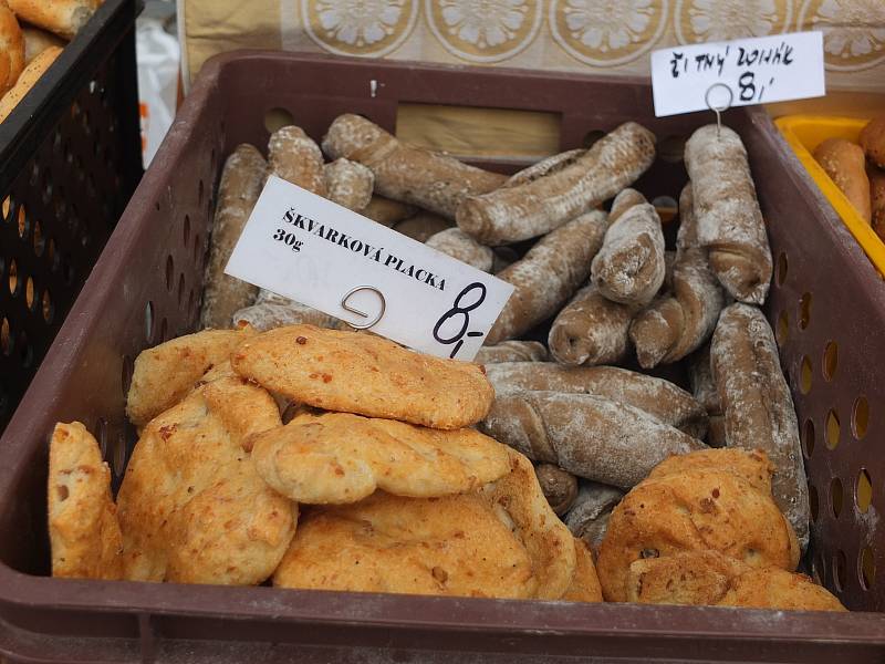 Velké množství lidí přilákal poslední letošní farmářský trh ve Žďáře nad Sázavou. K dostání bylo zboží všeho druhu.